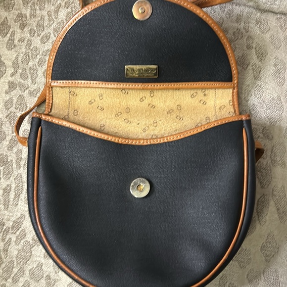 Christian Dior Vintage black shiny canvas and tan leather shoulder bag - Picture 12 of 17